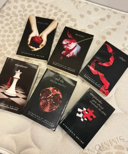 Coleção Saga Crepúsculo (5 Livros + Guia Oficial) - Stephenie Meyer