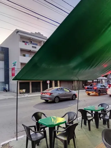 Vendo um toldo usado poucas vezes, está praticamente novo. Toldo de pvc com carretilha.