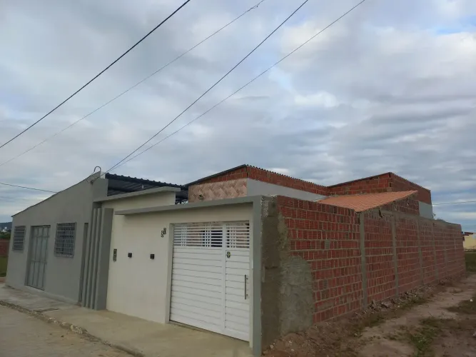 Casa nova mais terreno de esquina pra vender 