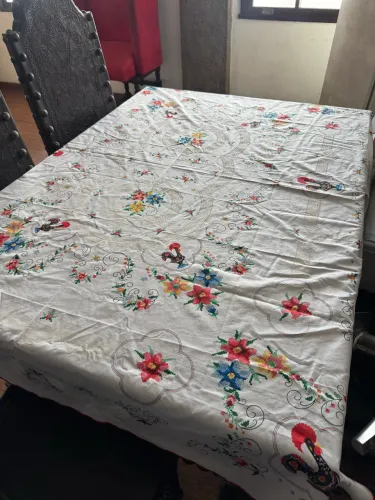 antiga toalha de mesa portuguesa com gravuras do galo de barcelos e flores 190x147