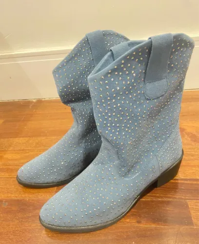 Bota nunca usada Country camurça cor azul com strass   Marca: Pé vermelho  Tamanho: 36  