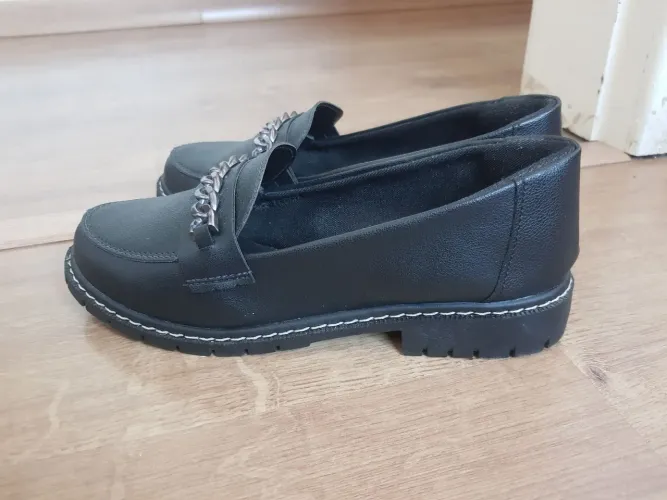 Sapato novo ótimo para inverno imagina com a calça jeans elegante.