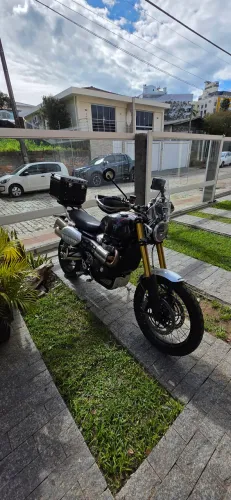 Scrambler 1200xe com baú Givi Trekker Ouback e bolha alta original
