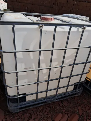 Vendo caixa de água mil litros, está disponível ainda