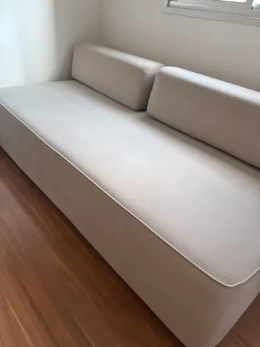 Sofá com encosto removível Capobiango design. Em perfeito estado. Sem nenhum desgaste