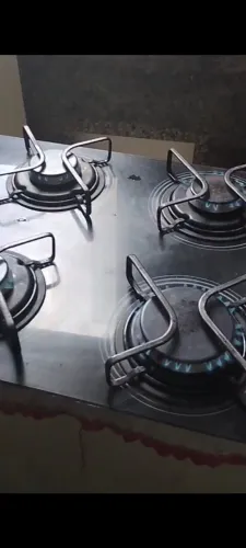 Fogão cooktop com pedra.