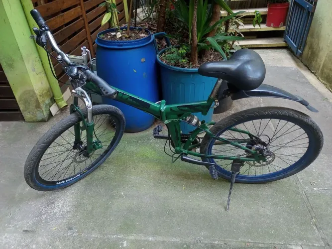 Mountain Bike dobrável aro 26(modificada). Tem dupla suspensão e é fácil de transportar.