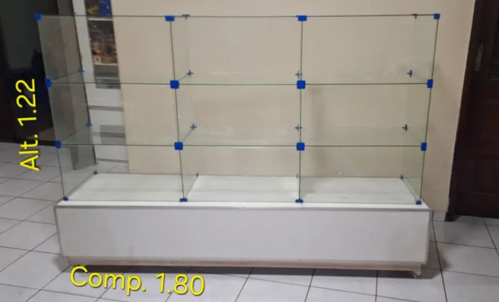 Vendo uma vitrine