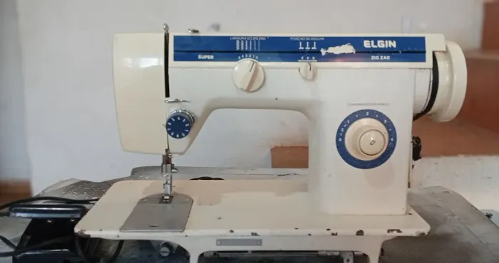 Maq. Costura Elgin Super Zig Zag com motor