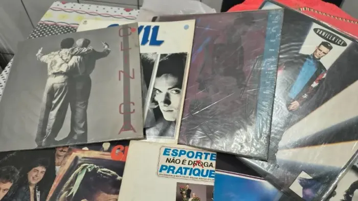Conjunto de 8 Discos de Vinil Nacionais e Internacionais