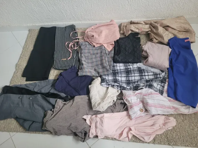 Lote com 27 peças de roupas feminina são peças variadas sais ,calças vestidos casacos etc