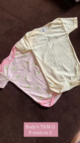 Roupas de neném menina.
