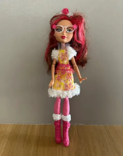 Ever After High Rosabella Em Ótimo Estado. Conforme Fotos.