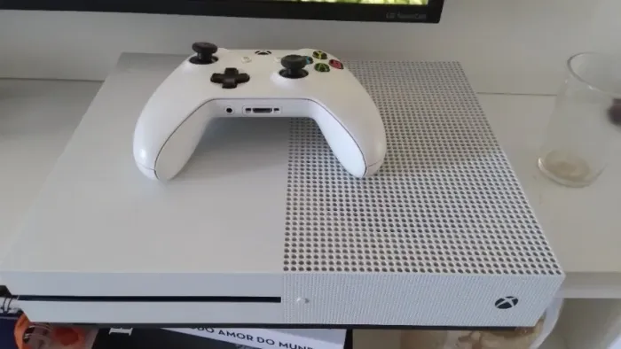 XBOX ONE S 1 TERA COM ALGUNS JOGOS (pra concerto))