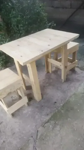 Mesa para bar toda parafusada e pregada com dois banquinhos