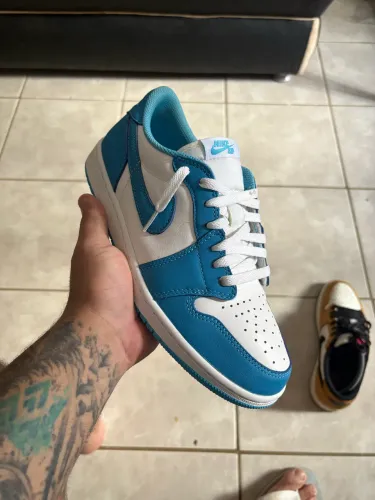 Jordan 1 low og UNC ERICK KOSTEN