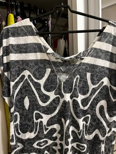 Blusa / camisa preta e branca com leve gola V
