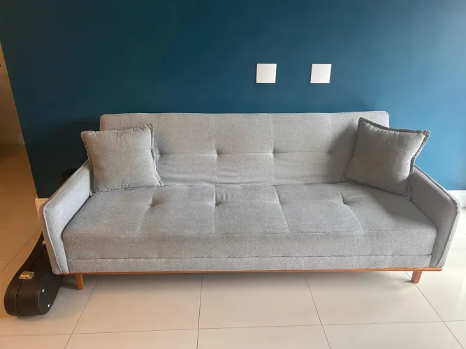 Sofá cama de três lugares em linho