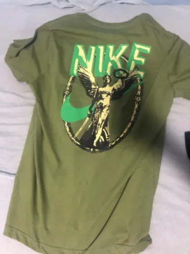 Camisetas premium por metade do preço.