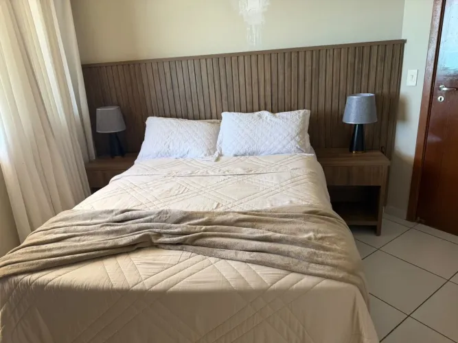 Painel ripado + criado mudo + sapateira + guarda-roupa