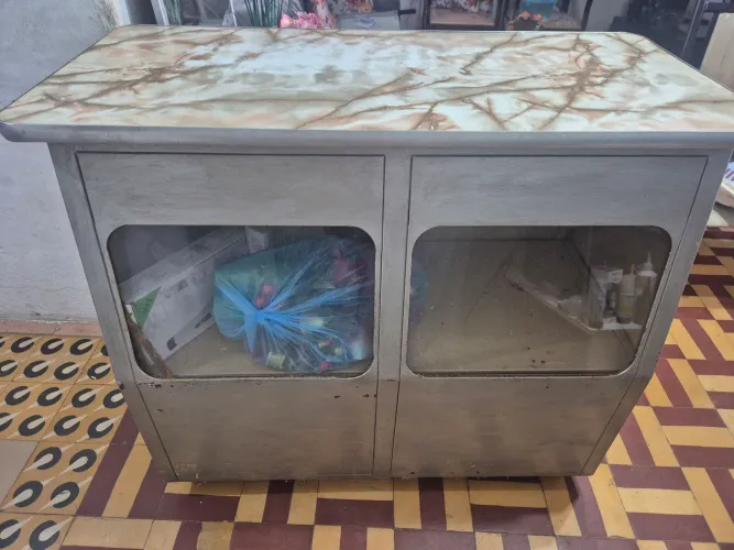 Balcão em aço com vitrine