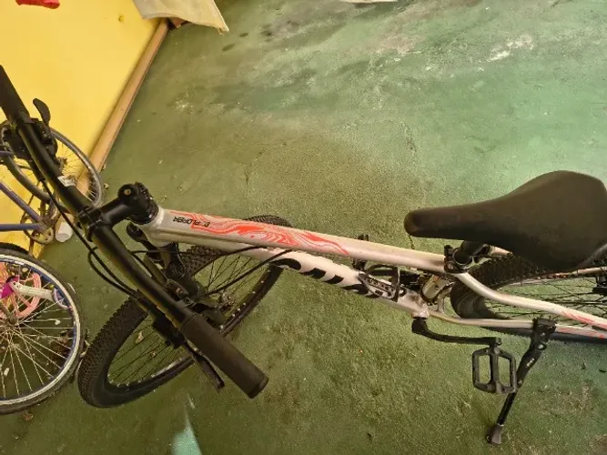 Esta é uma bicicleta Caloi Explorer Sport aro 29 na cor alumínio.