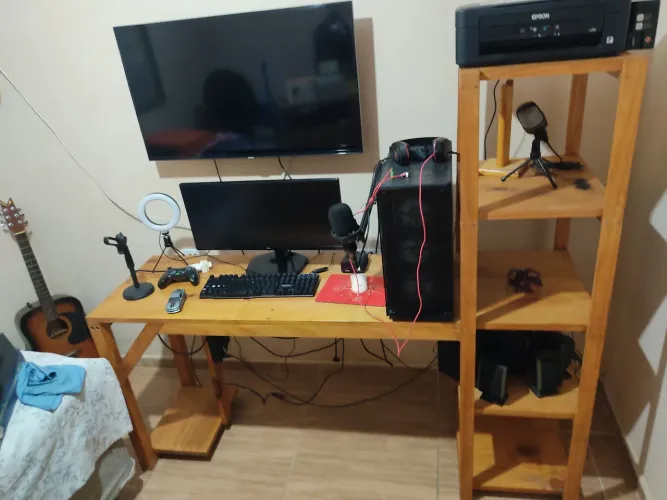 Rack para computador em madeira