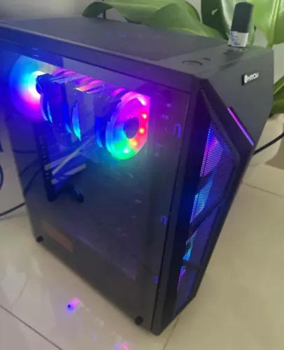 Gabinete gamer com lateral de vidro fonte 700w plus e coolers RGB novo