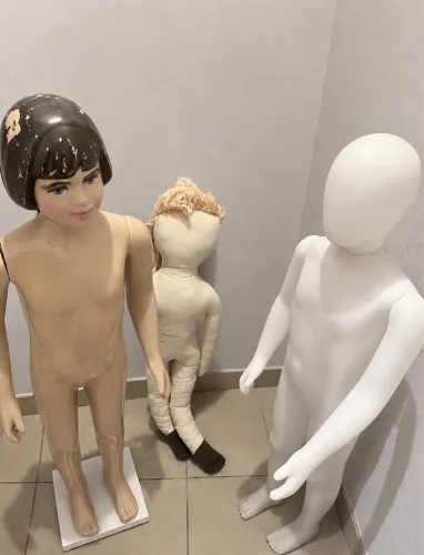 3 manequins