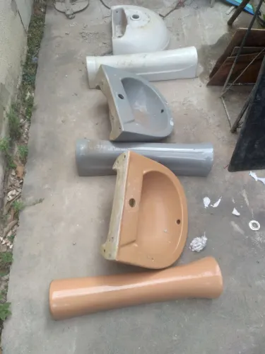 Vendo pias com colunas para banheiro