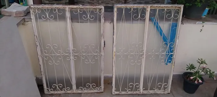 Duas Janelas de ferro 80x1, 00, com vidros foscos. Reforçadas.