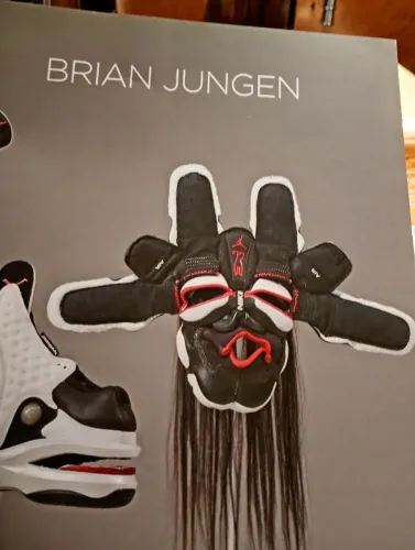 Livro Brian Jungen arte com Nike Air Jordans