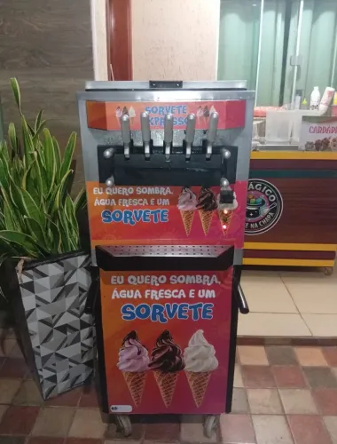 Máquina sorvete expresso 3 cubas 3 sabores e 2 mistos 