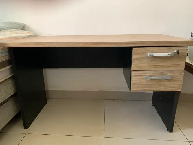 Mesa de escritório com 2 gavetas