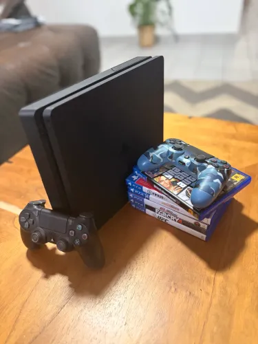 ? PlayStation 4 Slim 1TB + 2 Controles + 5 Jogos