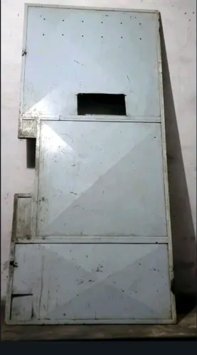 Vendo portão ( chapa grossa ) 2,10 X 0,80
