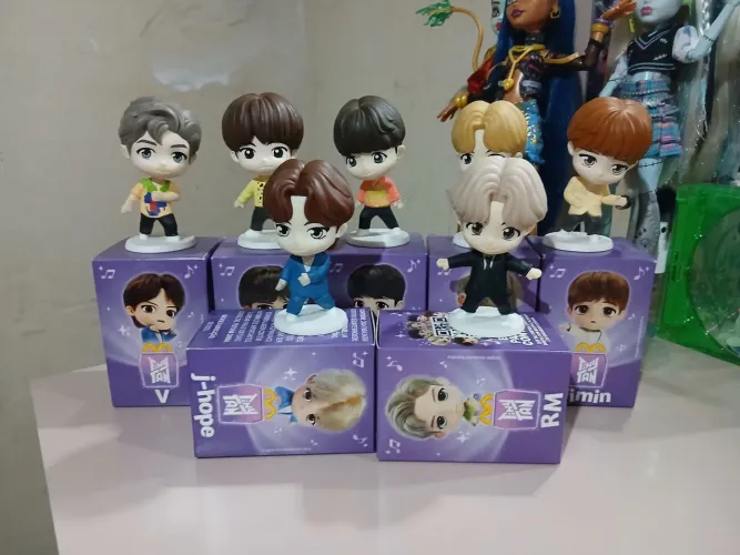 Bonecos BTS McDonald's 2025