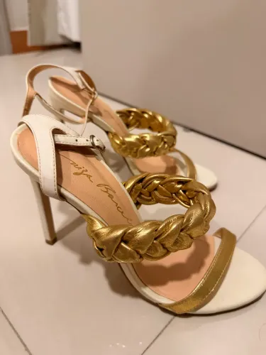 Sandália Salto Fino Off White e Dourada - Elegante e sofisticada - Tam. 35