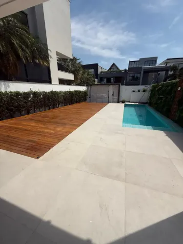 Excelente casa triplex 390m2 C/5 suites, moderna semi mobiliada Cond Riviera del Sol