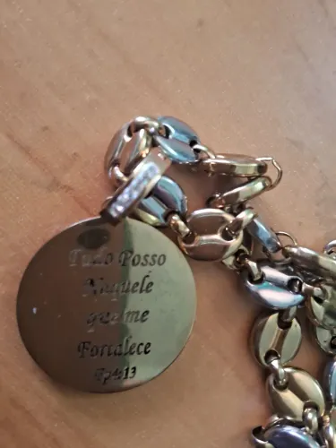 Cordao em aço c /medalha .