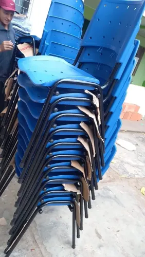 Cadeira fixa de plástico