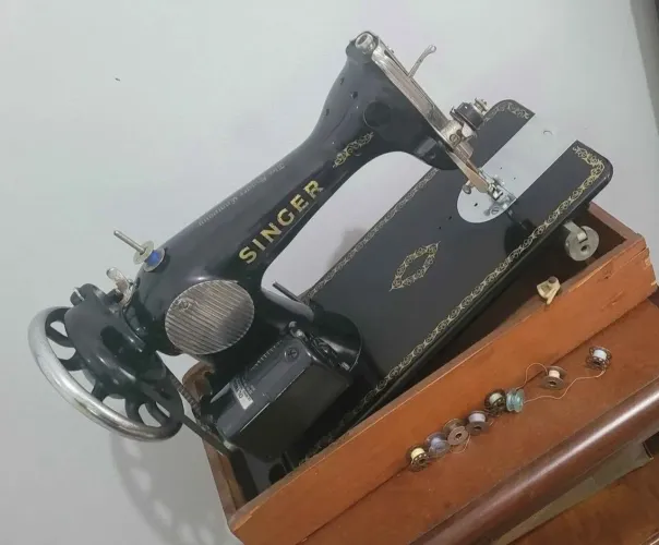 SINGER - Antiga Máquina Costura c/ Base em Madeira, ricamente trabalhada,