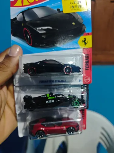 Kit hot Wheels com 3 carrinhos 