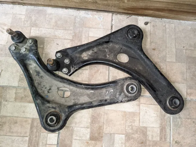 Bandeja Peugeot 208/C3 com buchas novas