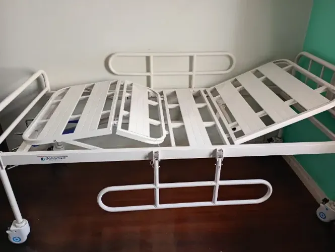 Cama hospitalar duas manivelas em ótimo estado.