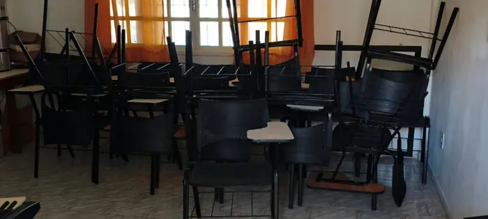 Vendo cadeiras estudante nova