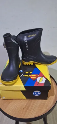 Bota infantil Grendene do Batman n°31/32.