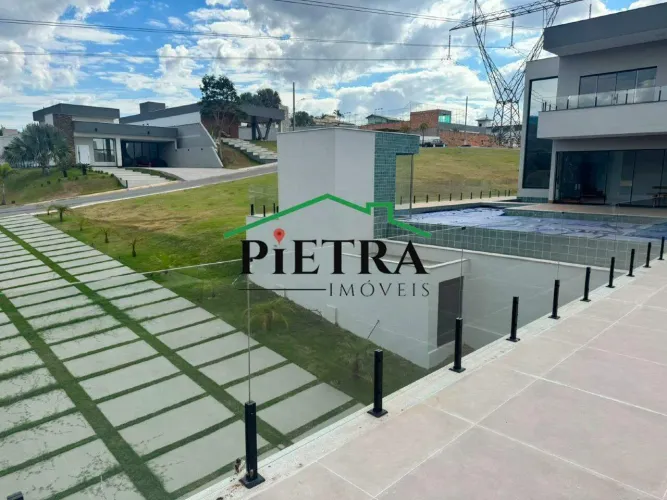 Casa de alto padrão localizada no Condomínio Aldeias do Lago em Esmeraldas/MG.