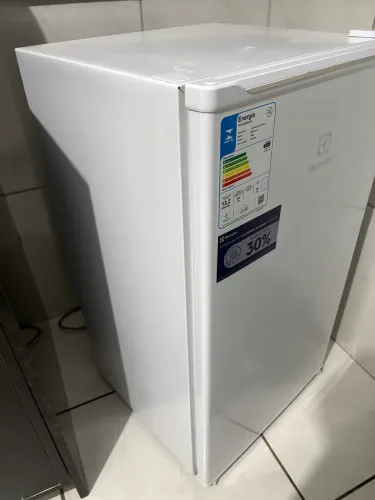 Frigobar Electrolux 90L EM90 Branco - Estado de Novo