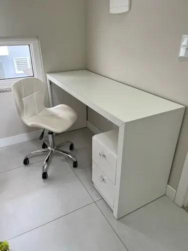 Escrivaninha Multimoveis + cadeira giratória em estado de novas